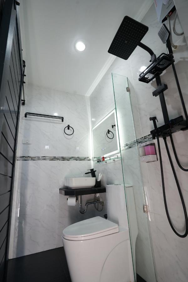 Thonglor Suites Hotel Bangkok Exterior foto